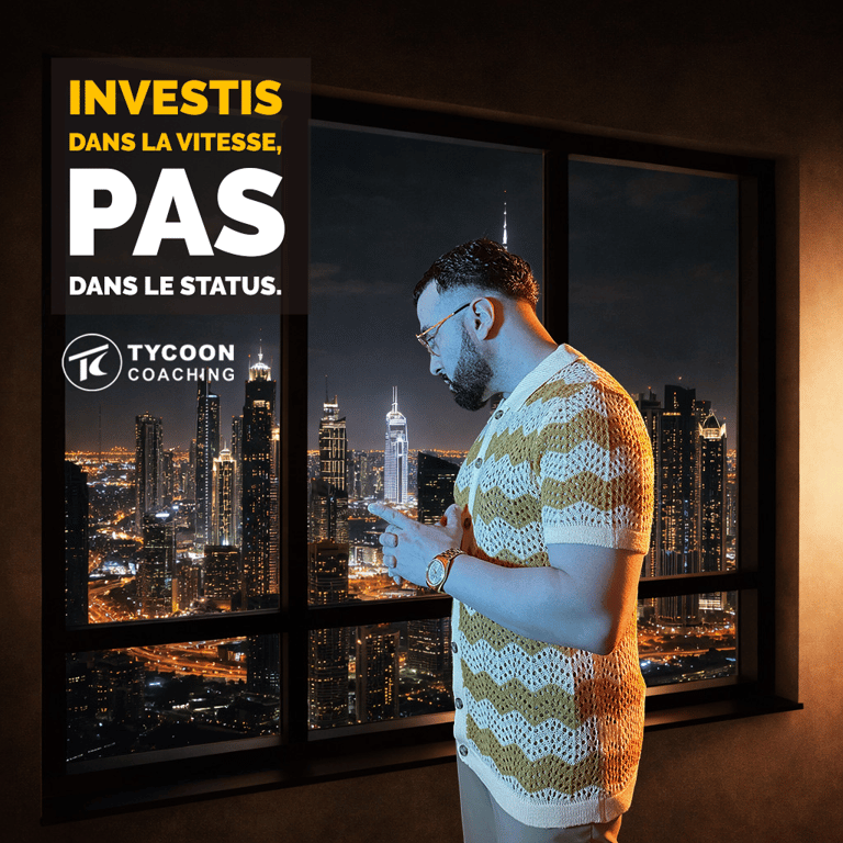 L'homme montre les 3 investissements qui te propulsent de 6 à 8 figures