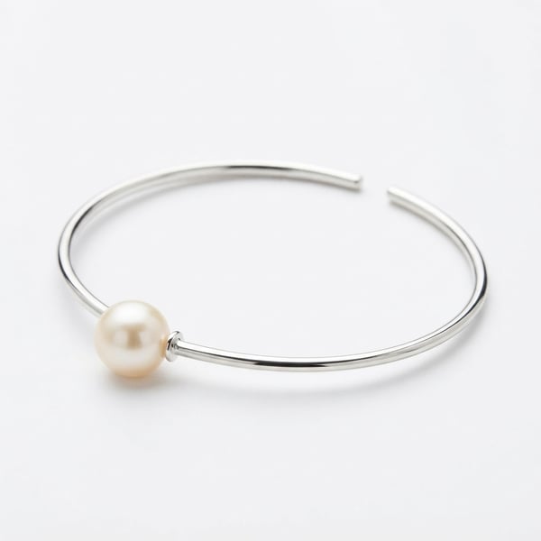 Three-quarter view — Raya Pearl Sleek Hoop Bracelet