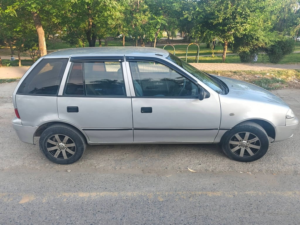 Suzuki Cultus 2004 photo 3