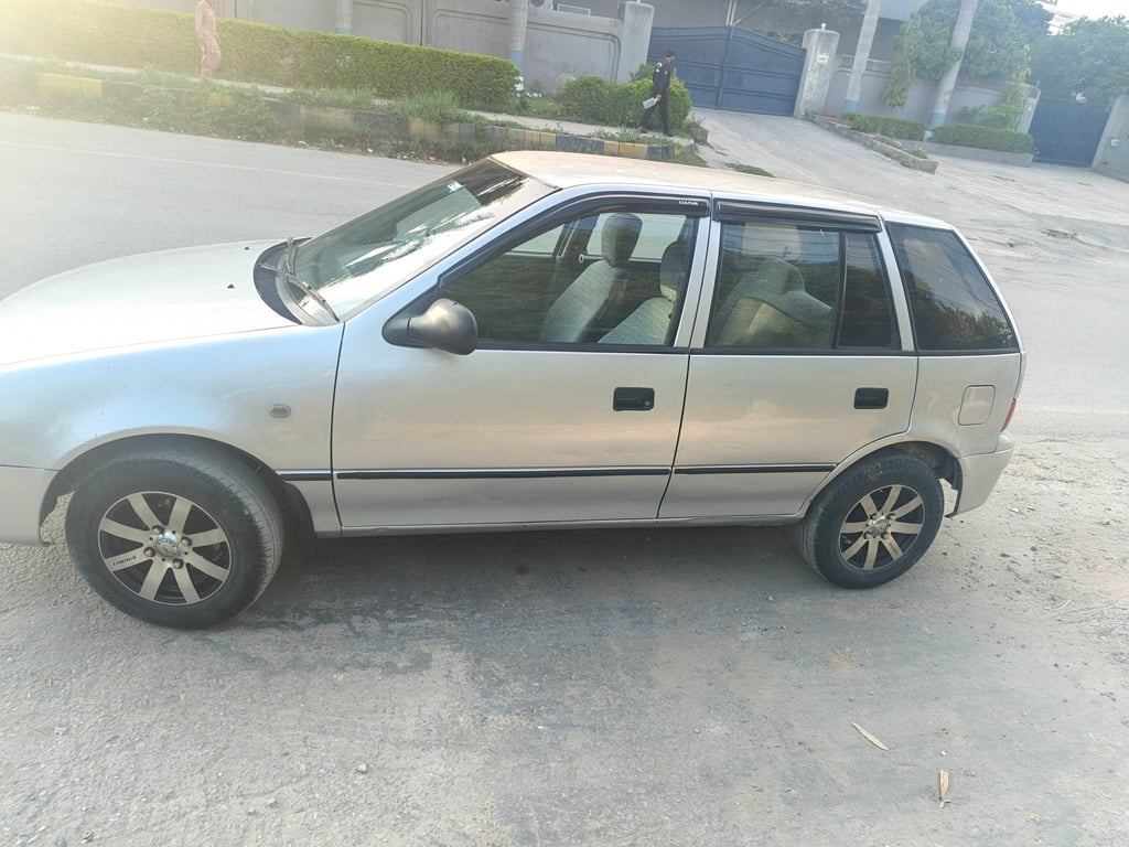 Suzuki Cultus 2004 photo 4