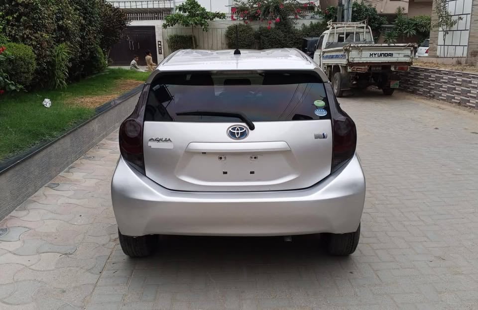Toyota Aqua 2012 photo 2