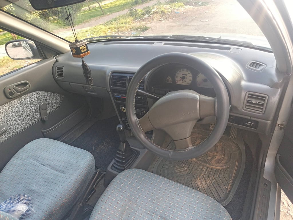 Suzuki Cultus 2004 photo 2