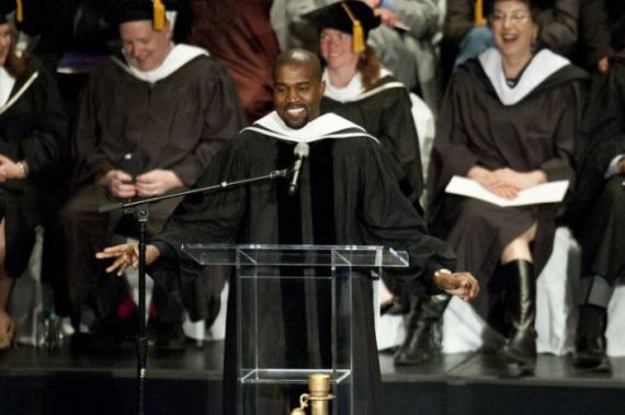 Kanye West recebe diploma de doutorado 1