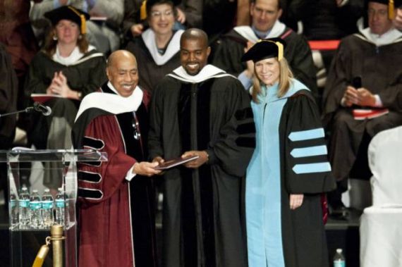 Kanye West recebe diploma de doutorado