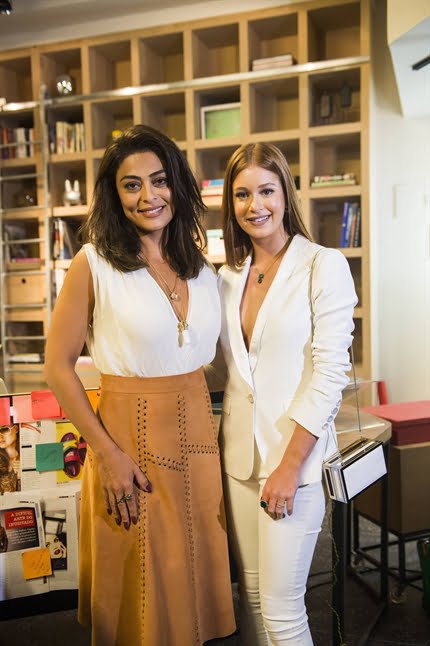 Carolina ( Juliana Paes ) e Eliza ( Marina Ruy Barbosa )