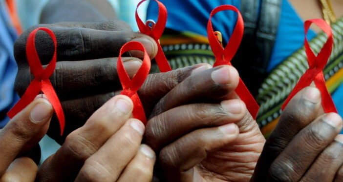 BAN01 BANGALORE (INDIA) 01/12/2009.- Activistas indios muestran lazos rojos durante el Día Mundial de la Lucha contra el Sida, en Bangalore (India), hoy, 1 de diciembre de 2009. La Organización Mundial de la Salud y Naciones Unidas celebran cada primero de diciembre este día para concienciar a la sociedad de la necesidad de actuar con responsabilidad frente al virus de inmunodeficiencia humana (VIH). EFE/Jagadeesh Nv  TELETIPOS_CORREO:HTH,HUMAN RIGHTS,%%%,%%%