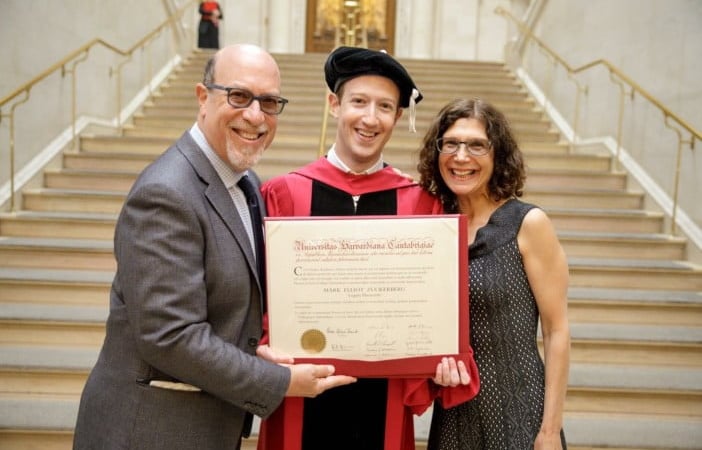 Doze anos depois, Mark Zuckerberg volta a Harvard para receber diploma
