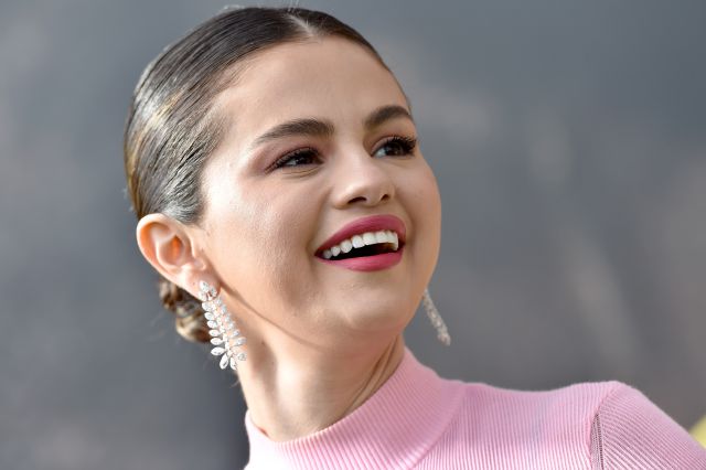 Selena Gomez estará a viver um relacionamento à três com filho de David Beckham e esposa?