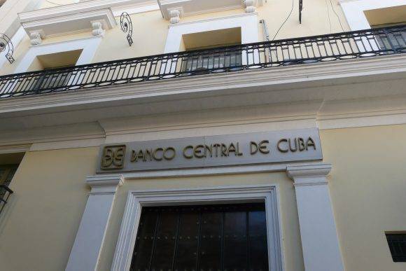 Estudante angolano acusado de ter desviado 1.3 milhões de dólares do Banco Central de Cuba