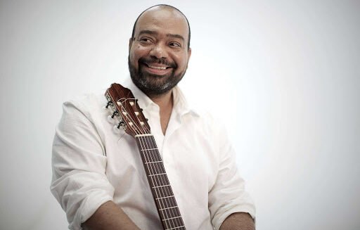 Paulo Flores no grupo de artistas recebidos pelo Papa para cantar no Vaticano