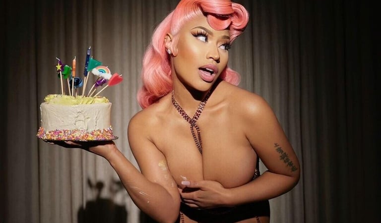 Nicki Minaj posa nua para celebrar o 39º aniversário