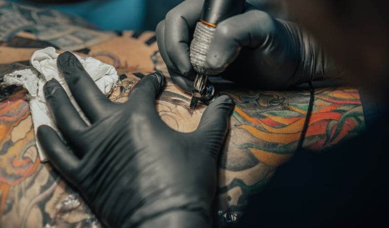 União Europeia proíbe uso de tintas coloridas em tatuagens e alega riscos à saúde pública