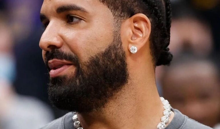 Drake assiste jogo da NBA com colar avaliado em 1.9 milhões de dólares no pescoço