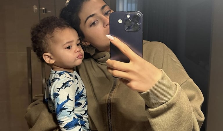 Kylie Jenner revela finalmente o rosto do filho mais novo
