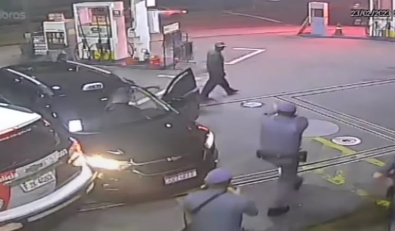 Taxista embate propositadamente contra viatura da polícia para fugir de um sequestro