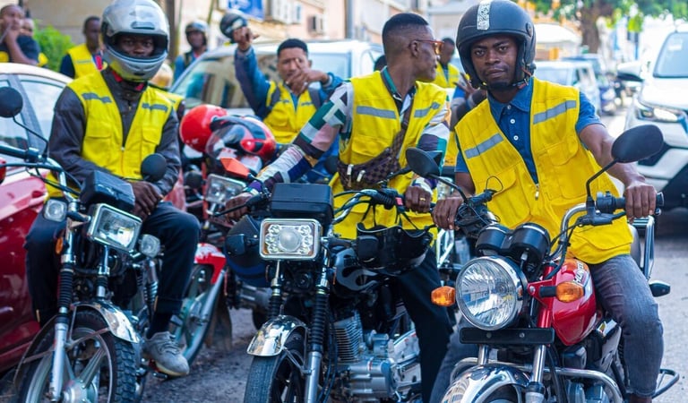 T’leva realiza passeata para o lançar oficialmente o serviço de moto táxi “Flash”