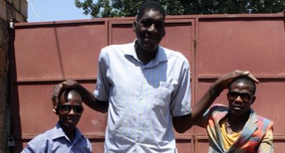 O “Homem mais alto de Angola” pode ganhar escultura como forma de homenagem
