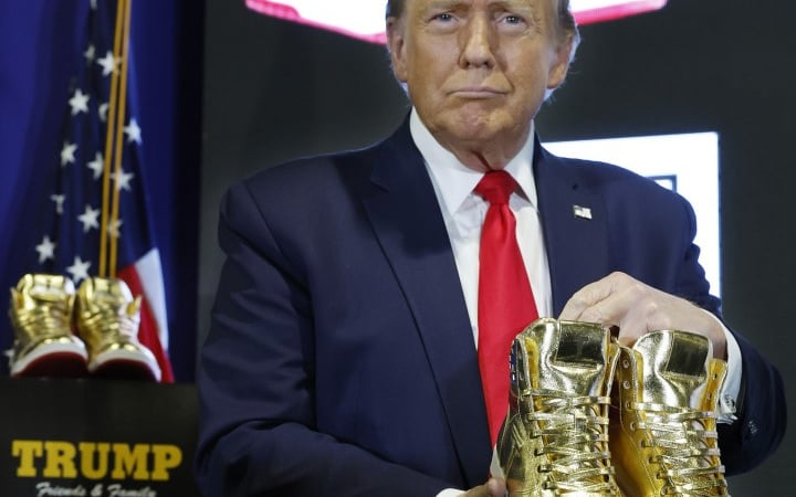 Donald Trump lança linha de tênis dourados que custam 331 mil kwanzas