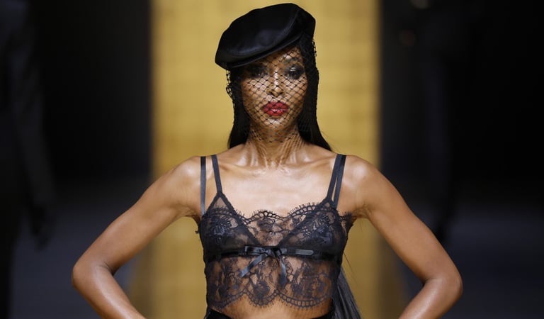 Aos 53 anos, Naomi Campbell brilha em desfile de moda