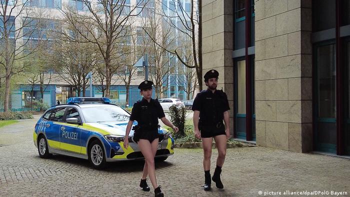 Por falta de uniformes, agentes da polícia alemães protestam sem calças