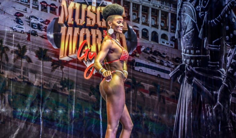 Modelo angolana Marisa Gonçalves distinguida com o troféu de “Bikini Fitness Master” da “Musclecontest”