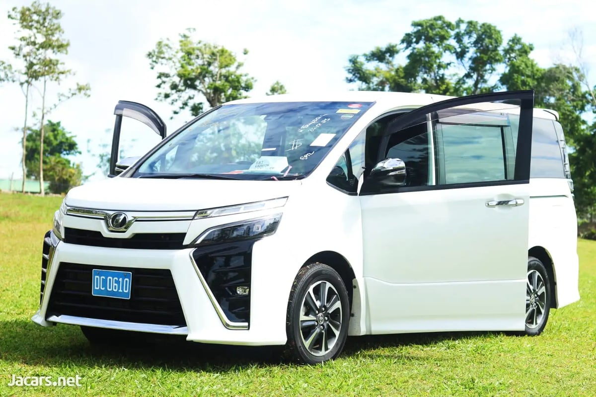2020 TOYOTA Voxy