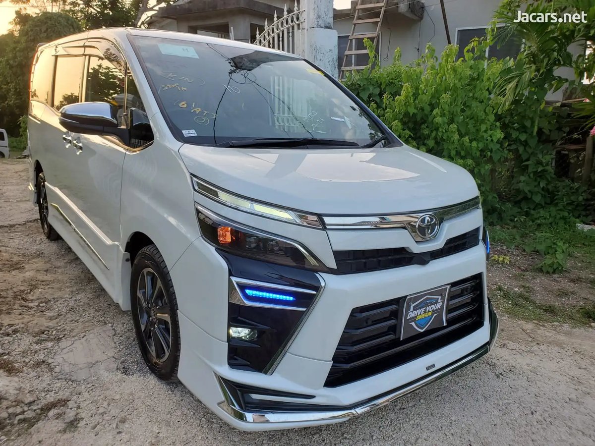 2020 TOYOTA Voxy