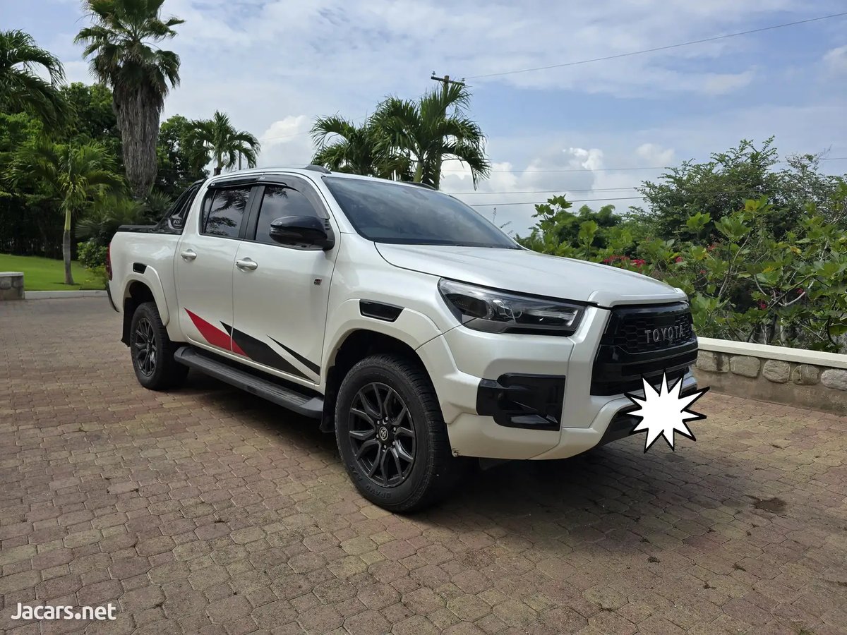 2023 TOYOTA Hilux