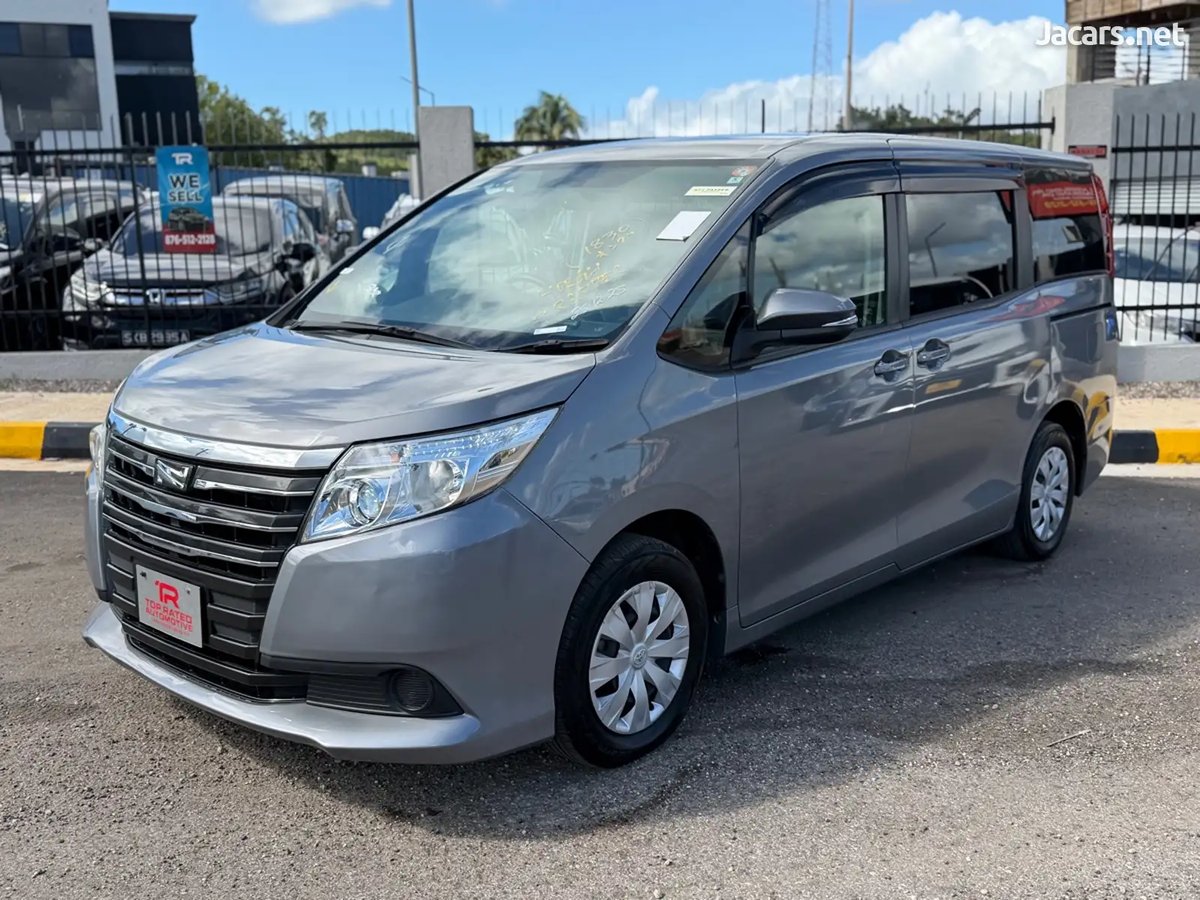 2017 TOYOTA Noah