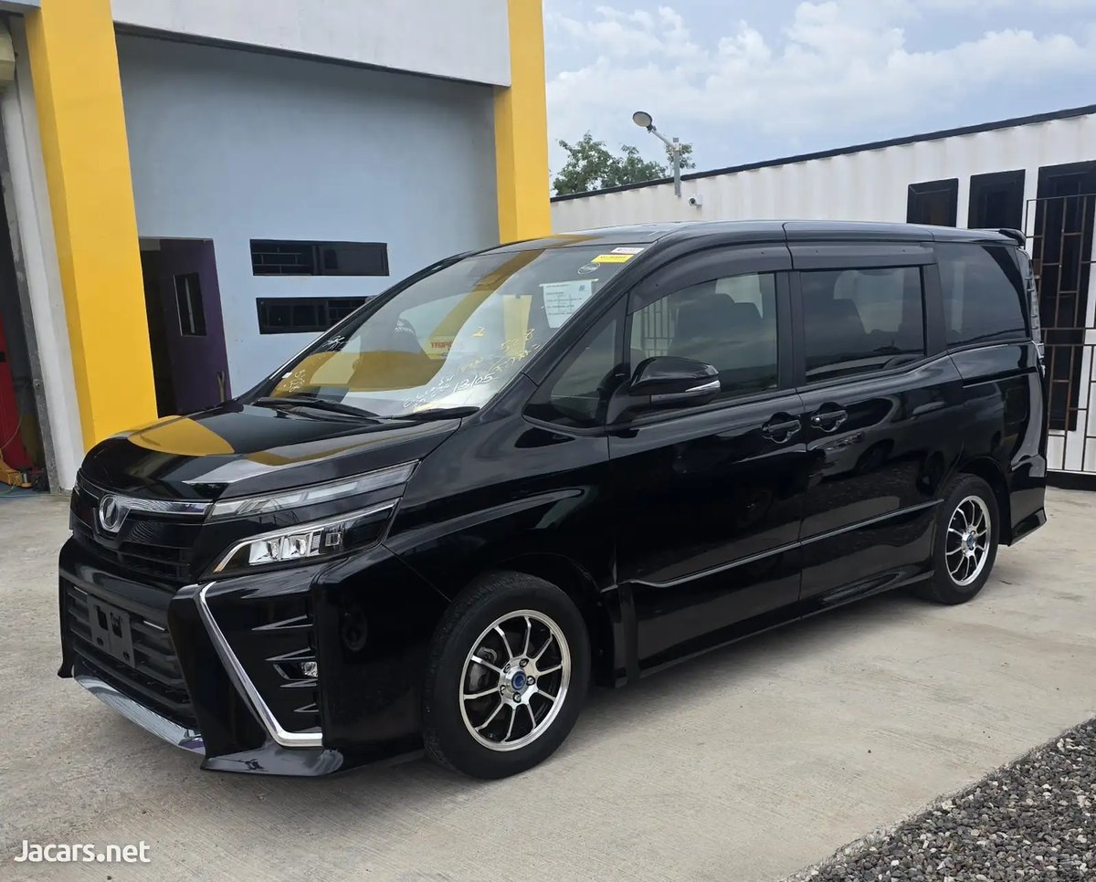 2017 TOYOTA Voxy