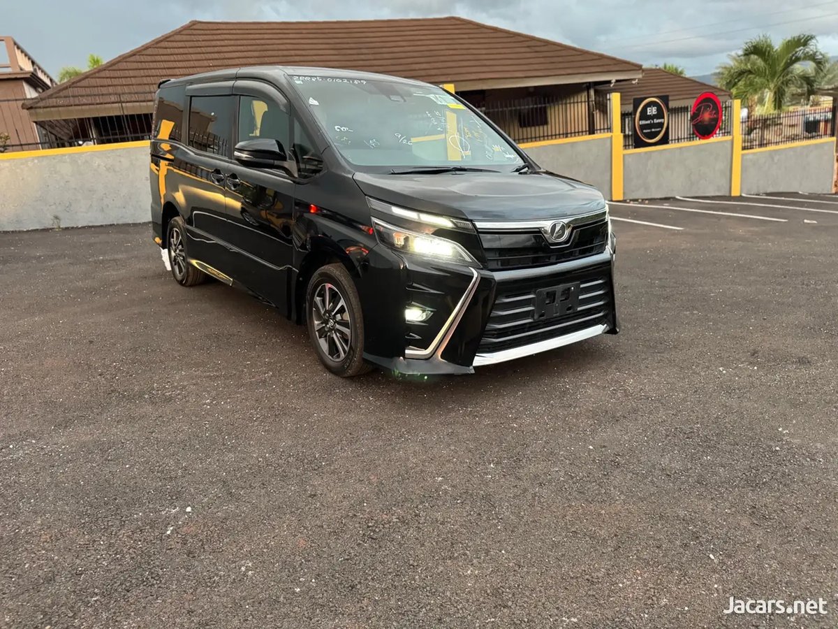 2018 TOYOTA Voxy