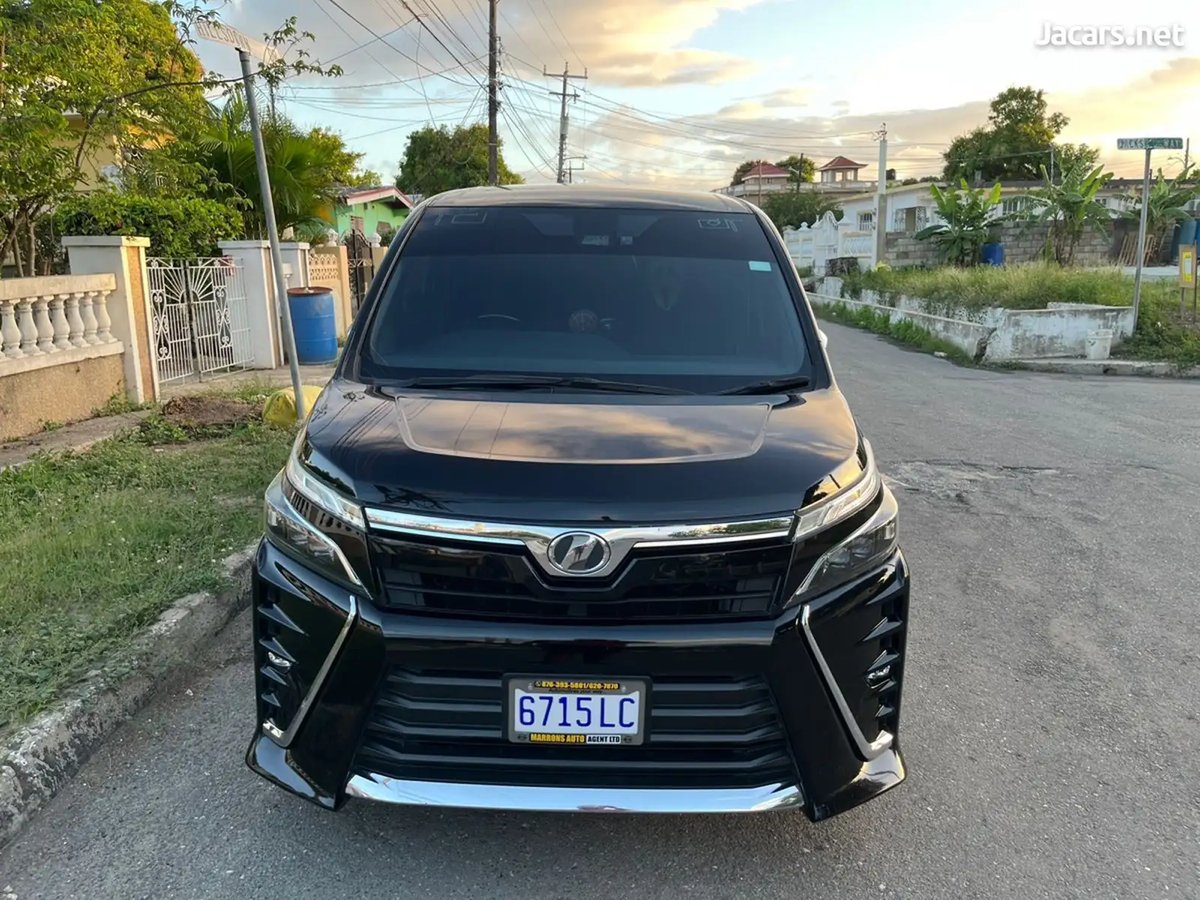 2018 TOYOTA Voxy