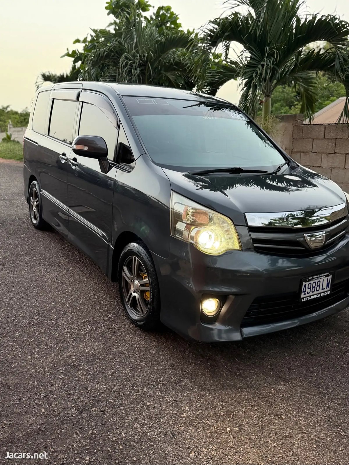 2012 TOYOTA Noah