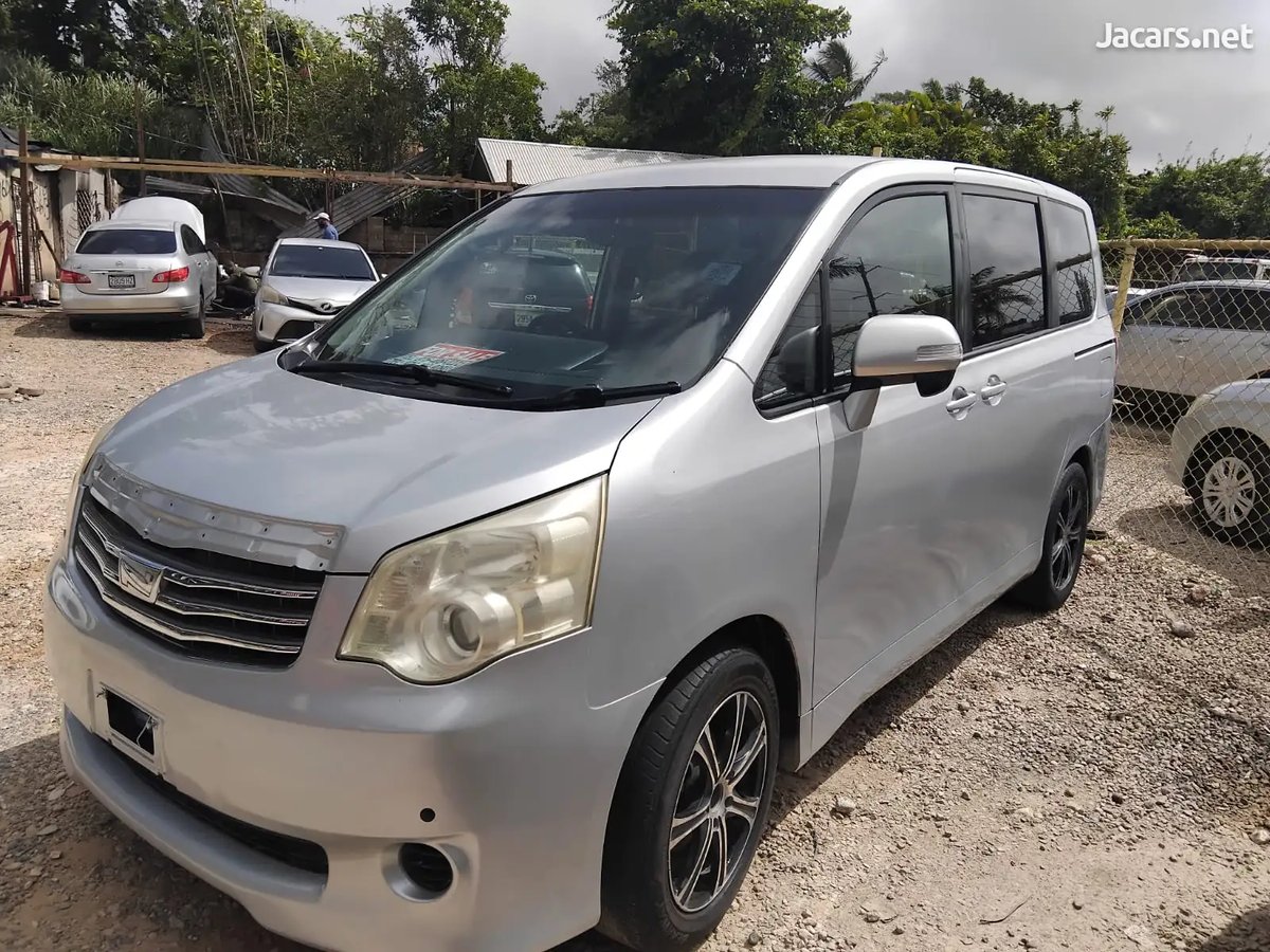 2010 TOYOTA Noah