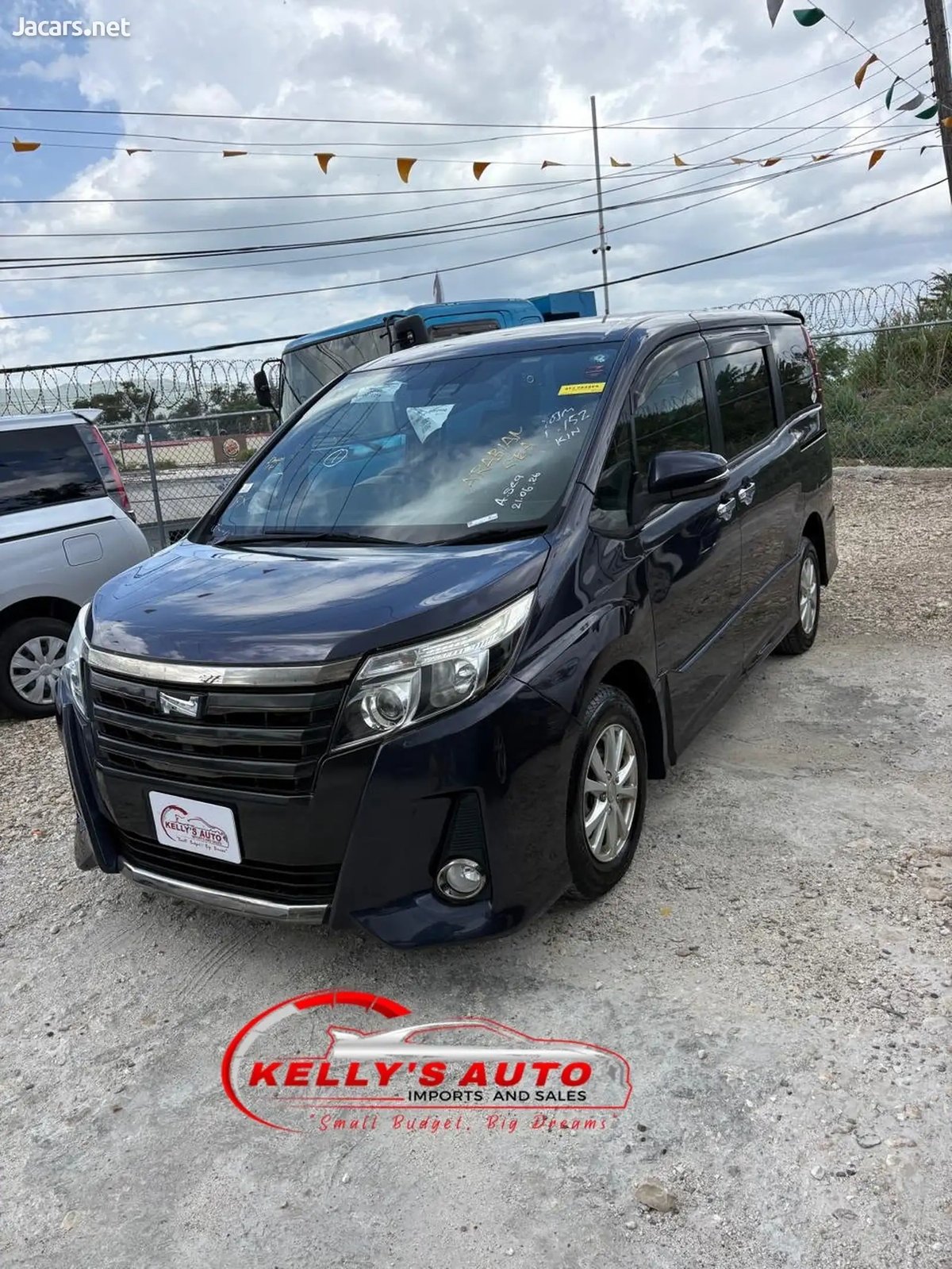 2017 TOYOTA Noah