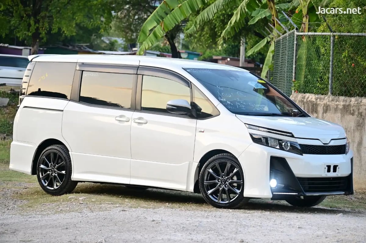 2017 TOYOTA Noah