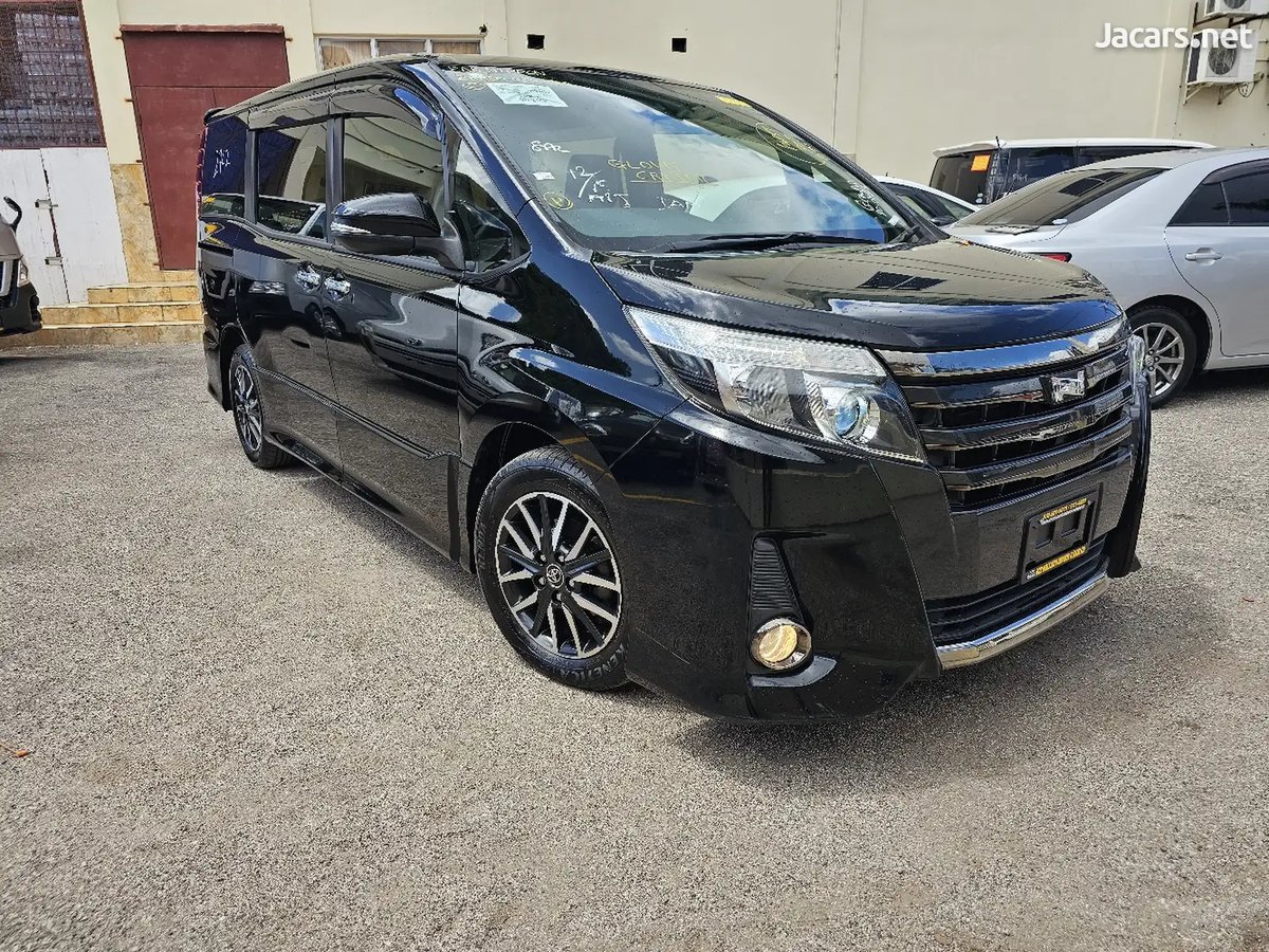 2017 TOYOTA Noah