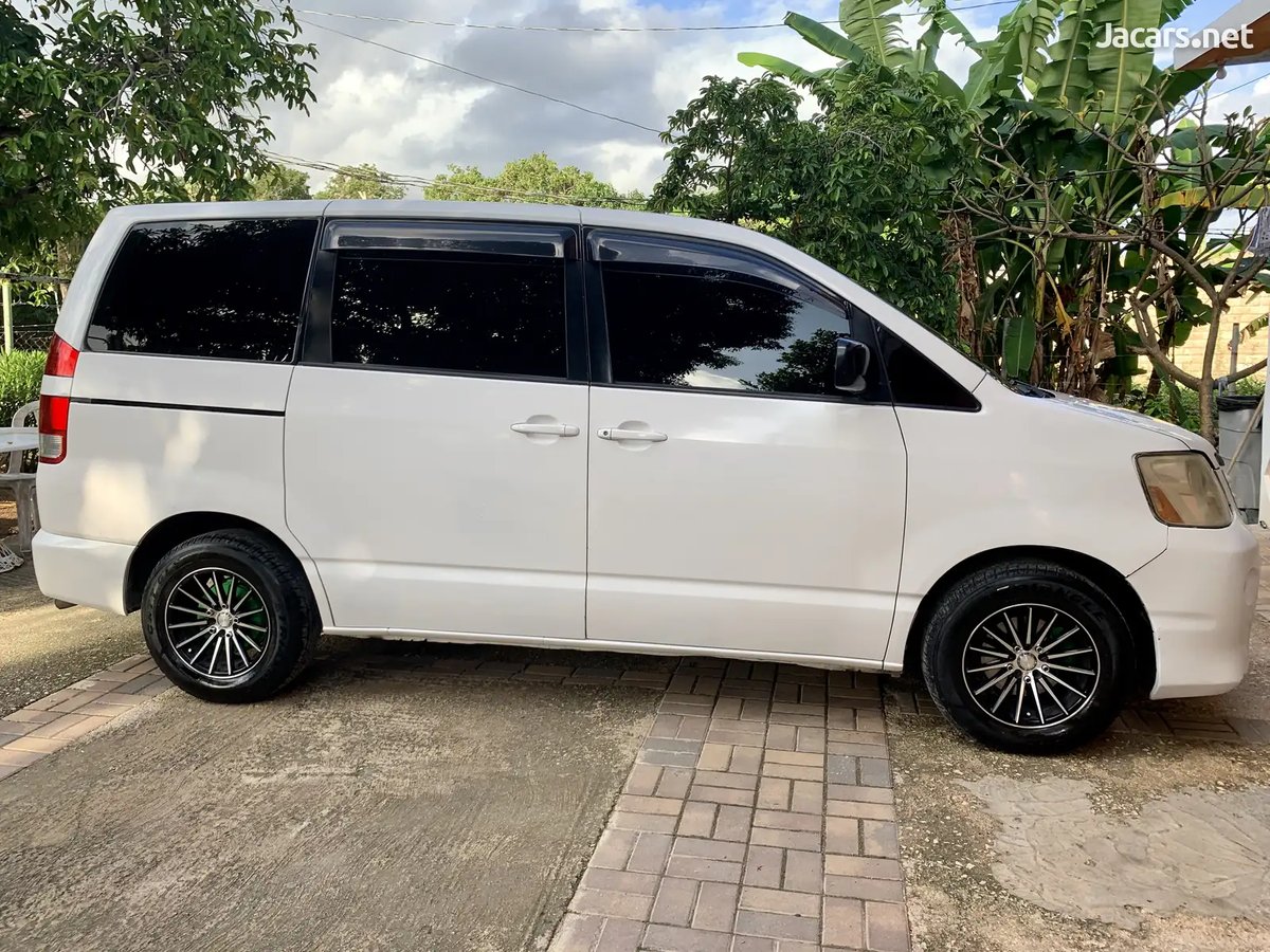 2006 TOYOTA Noah