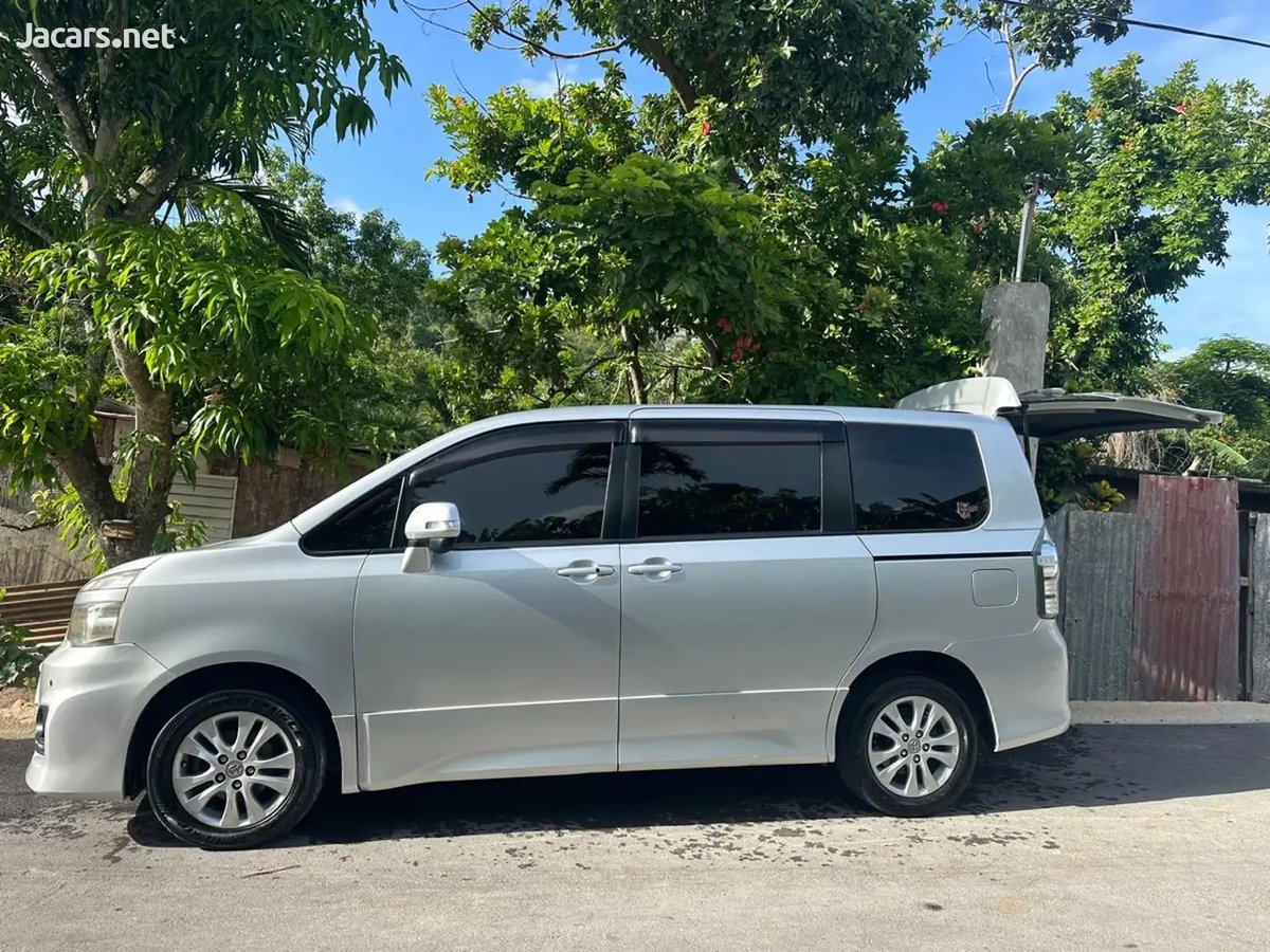 2013 TOYOTA Voxy