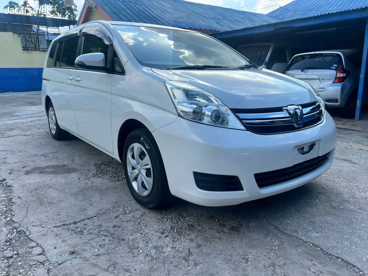 2017 TOYOTA Isis