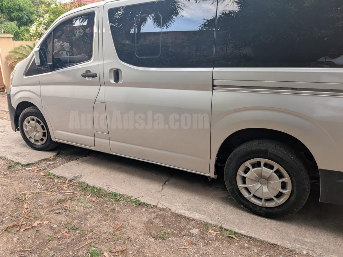 2022 TOYOTA HIACE