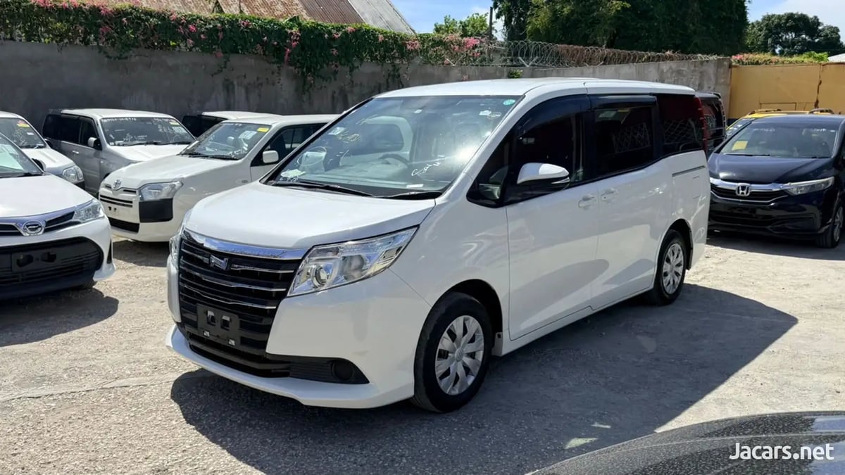 2016 TOYOTA Noah