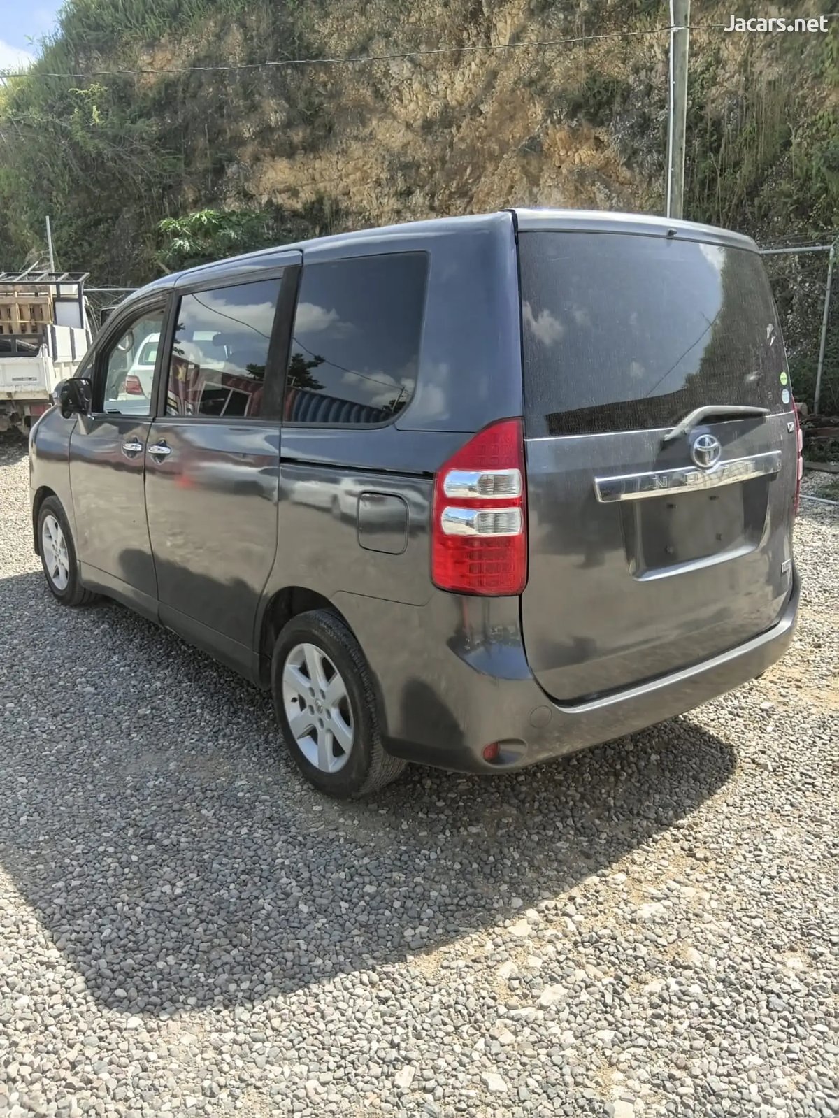 2011 TOYOTA Noah