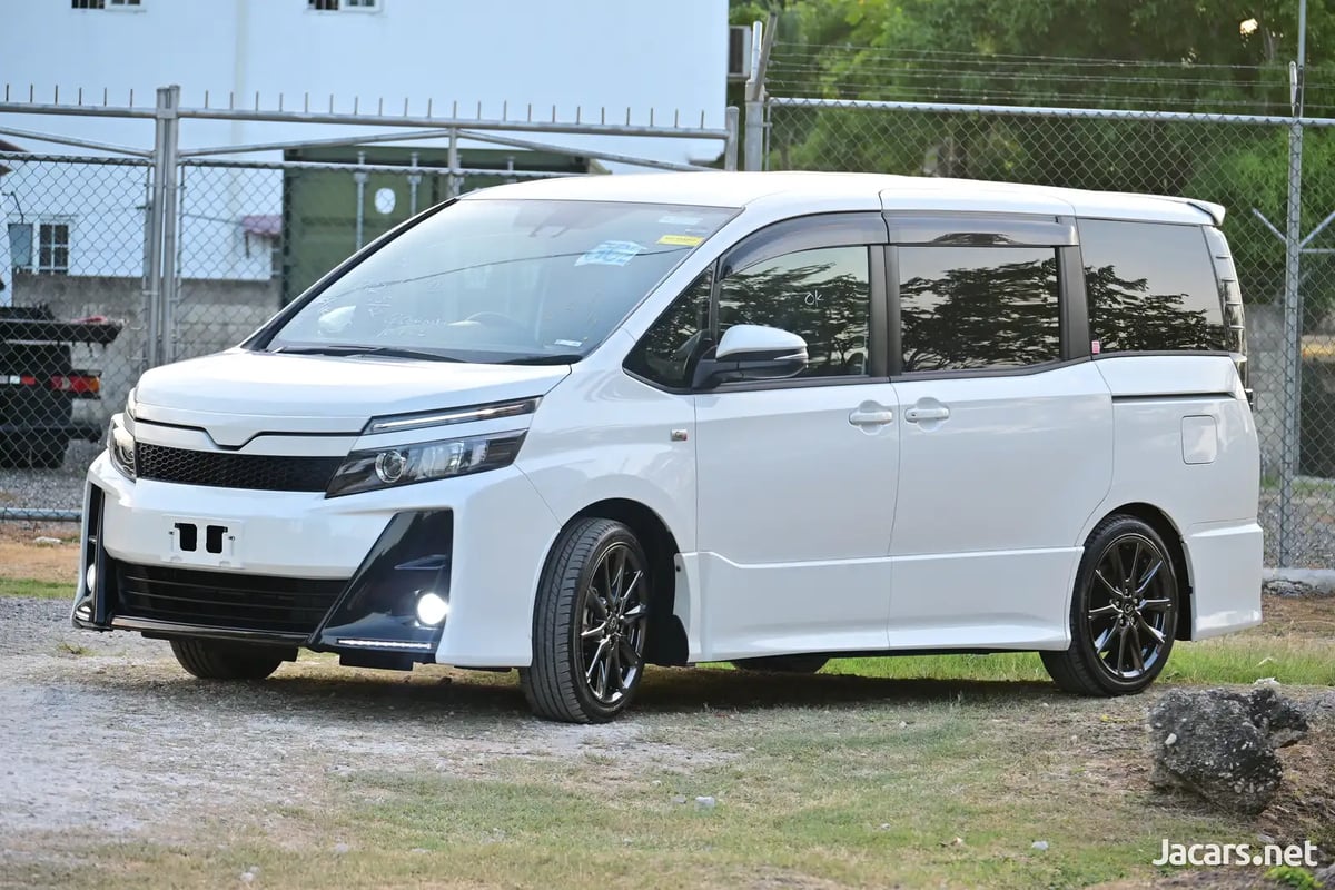 2017 TOYOTA Voxy