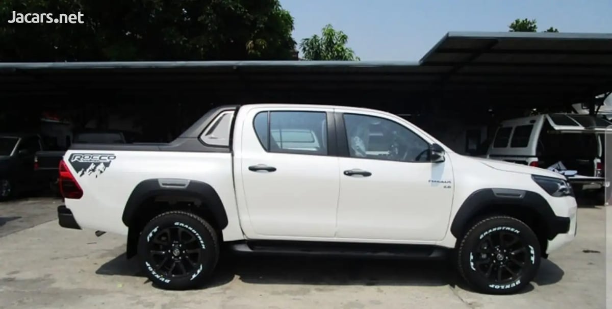 2025 TOYOTA Hilux