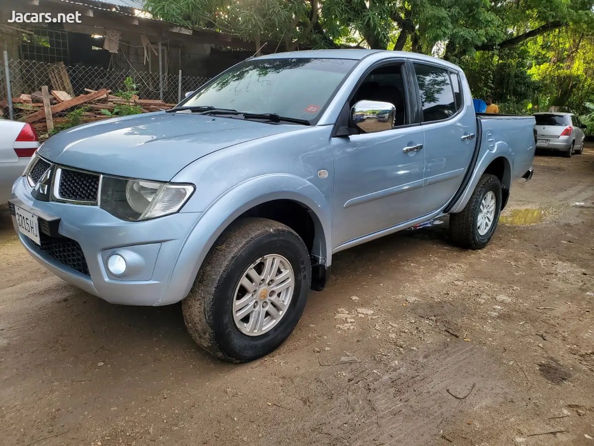 2011 MITSUBISHI L200