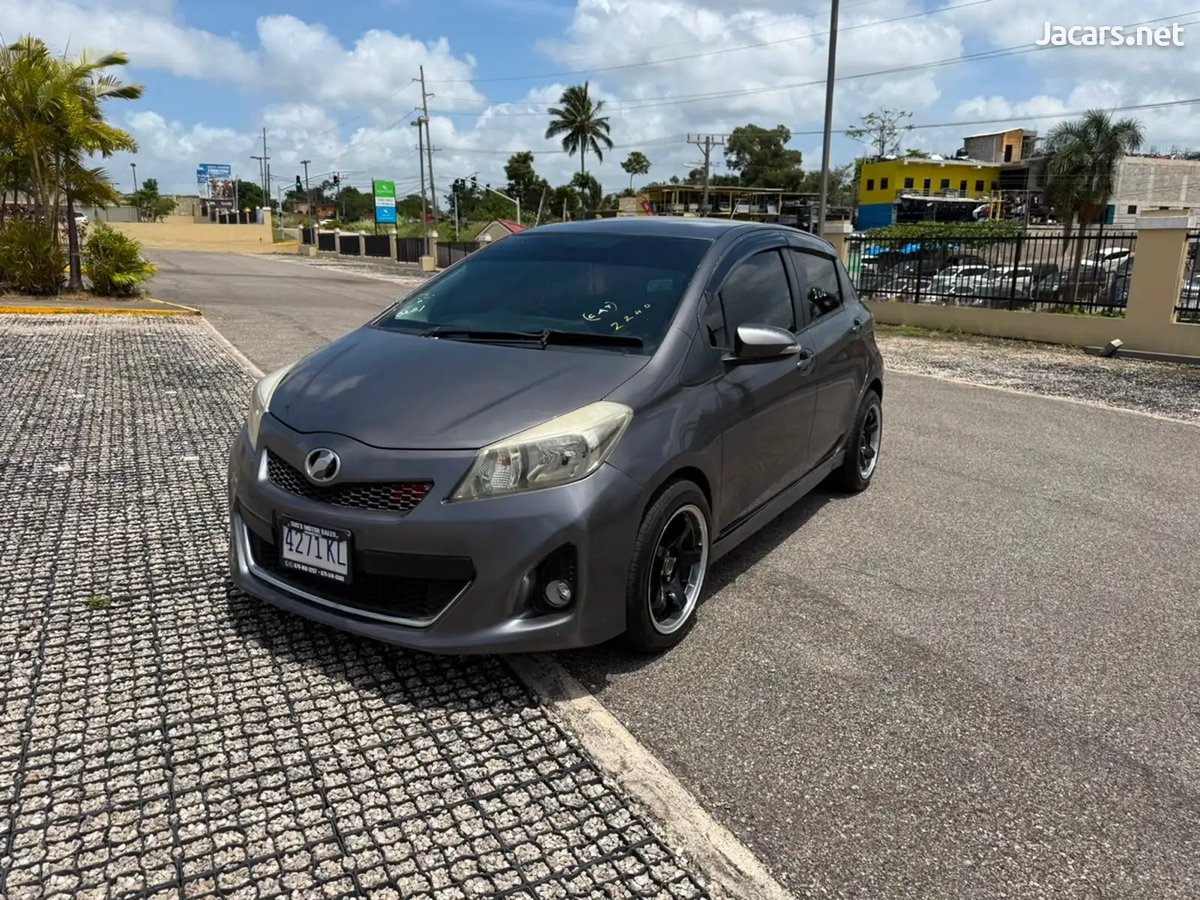 2011 TOYOTA Vitz