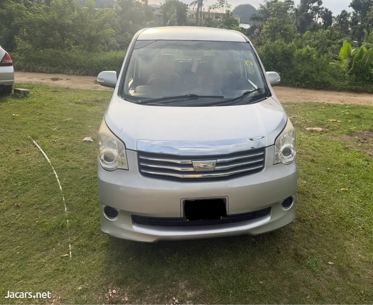 2014 TOYOTA Noah