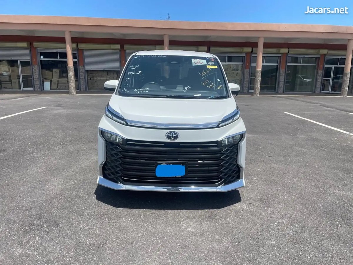 2022 TOYOTA Voxy