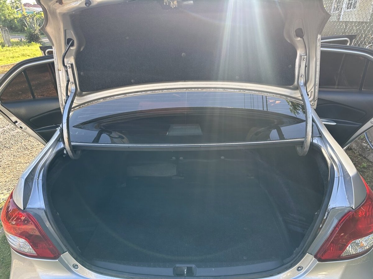 2012 TOYOTA yaris